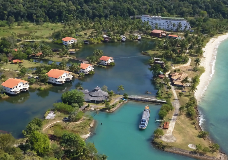 Заброшенное судно-отель в тайских джунглях