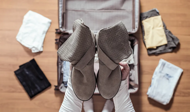 Как сложить обувь в чемодан и сэкономить место?