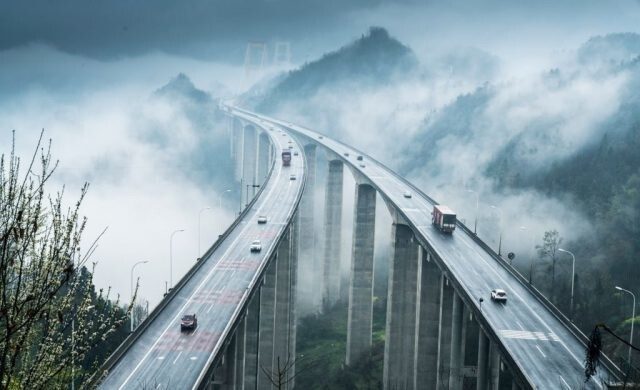 Балансируя над бездной: 15 самых страшных мостов планеты