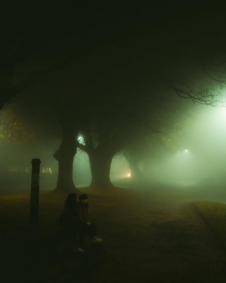 Мистическое очарование туманных улиц и ландшафтов в разных уголках планеты