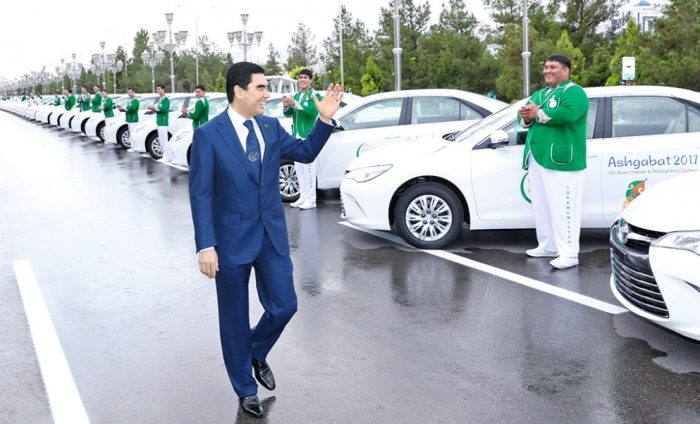 Непонятная традиция: почему в Туркменистане запрещены автомобили чёрного цвета?