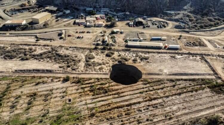 Спонтанная достопримечательность: в Чили образовалась огромная дыра в земле