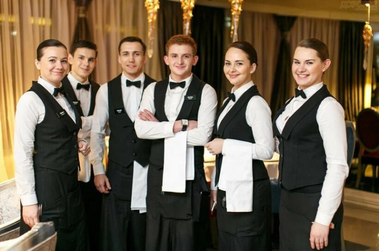 Сколько зарабатывают официанты 6 известных стран