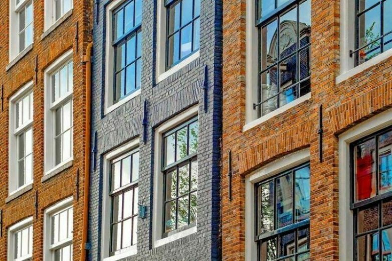 Почему в Нидерландах не завешивают окна шторами?