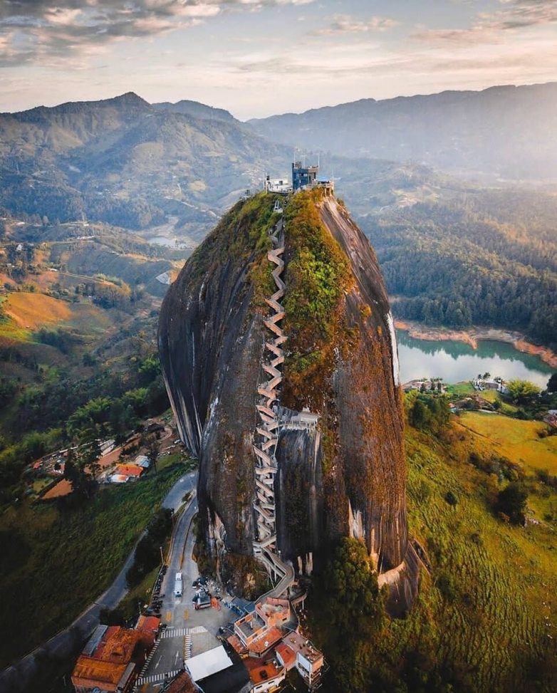 Гуатапе — уникальная скала с 659 ступенями