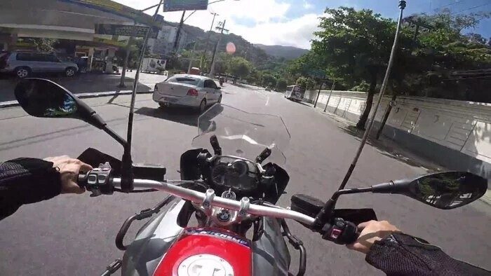 Бразильские мотоциклисты устанавливают антенну на руль — зачем они это делают?