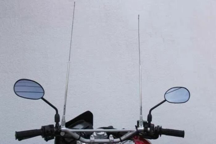 Бразильские мотоциклисты устанавливают антенну на руль — зачем они это делают?