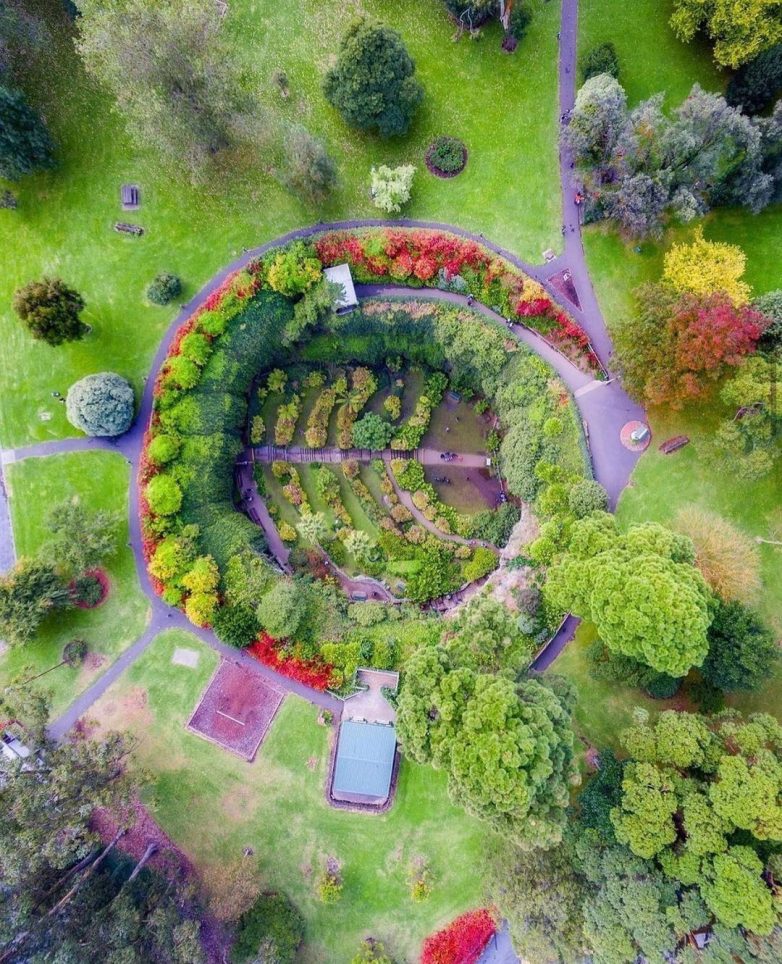 Чудесный австралийский сад в карстовой воронке