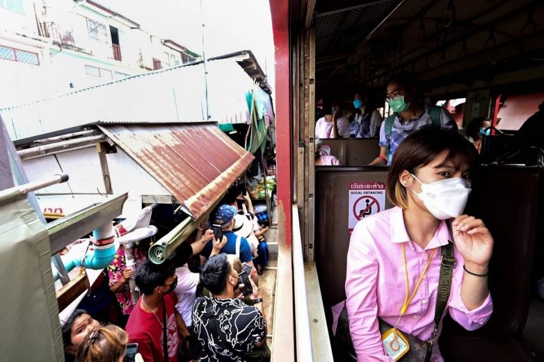 Необычная достопримечательность Таиланда — рынок на железнодорожных путях
