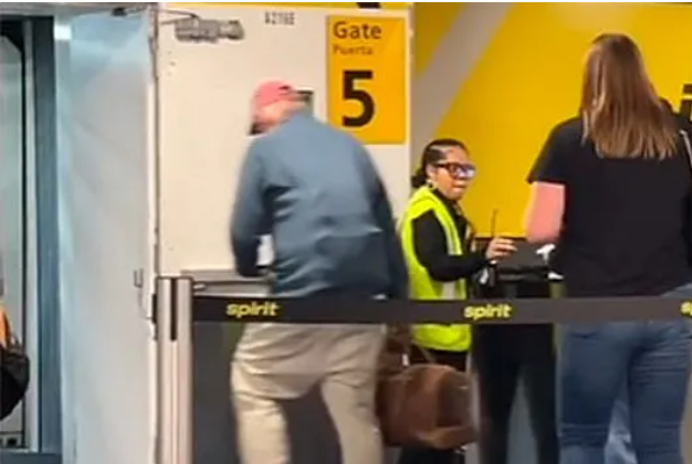 Находчивый пассажир нашёл способ пронести в самолёт огромный рюкзак