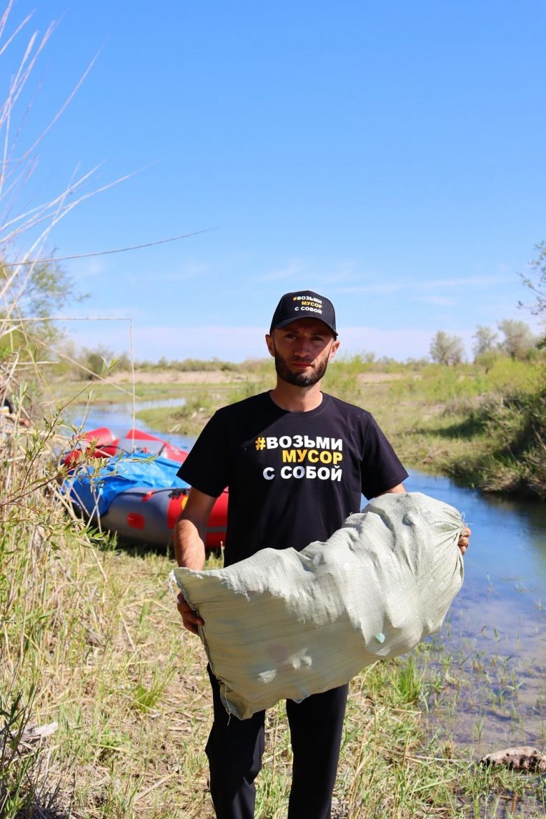 Хорошее дело: в Алматинской области экоактивисты убирали мусор с берегов реки