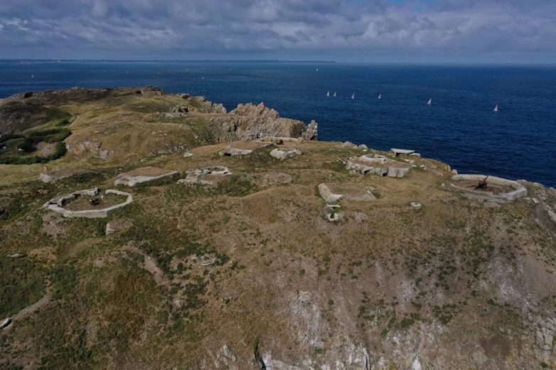 Туристы облюбовали французский остров с минами времён Второй мировой войны
