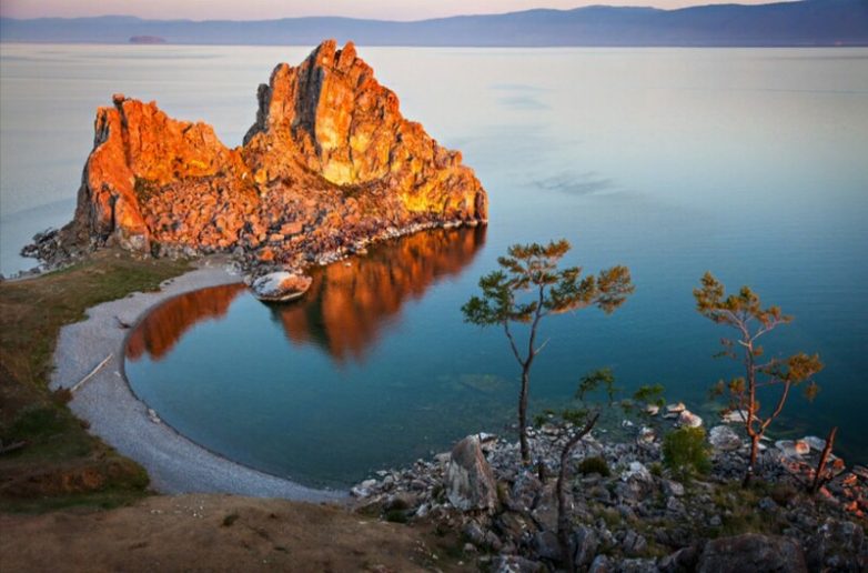 Таинственная достопримечательность Байкала: зачем на острове посреди озера установлены 13 столбов?