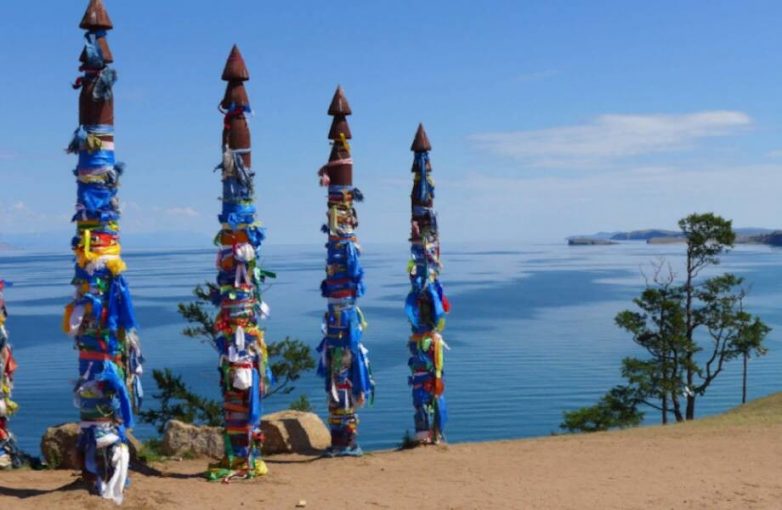 Таинственная достопримечательность Байкала: зачем на острове посреди озера установлены 13 столбов?
