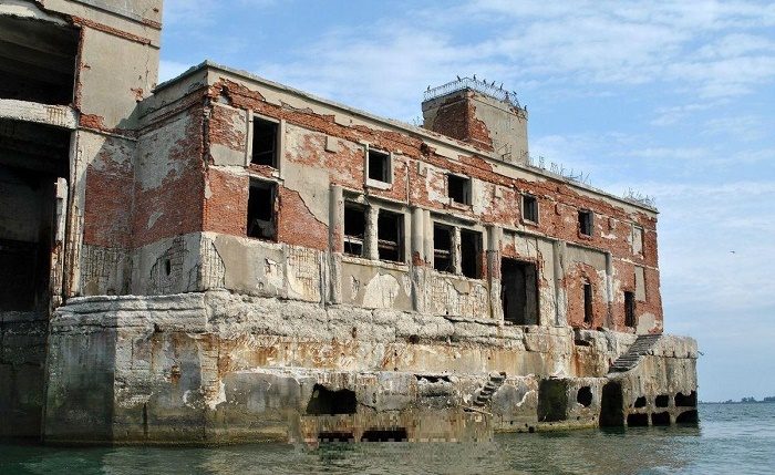История заброшенной постройки в Каспийском море