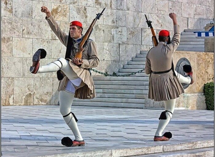 Интересные факты о греческих гвардейцах, известных своей необычной формой