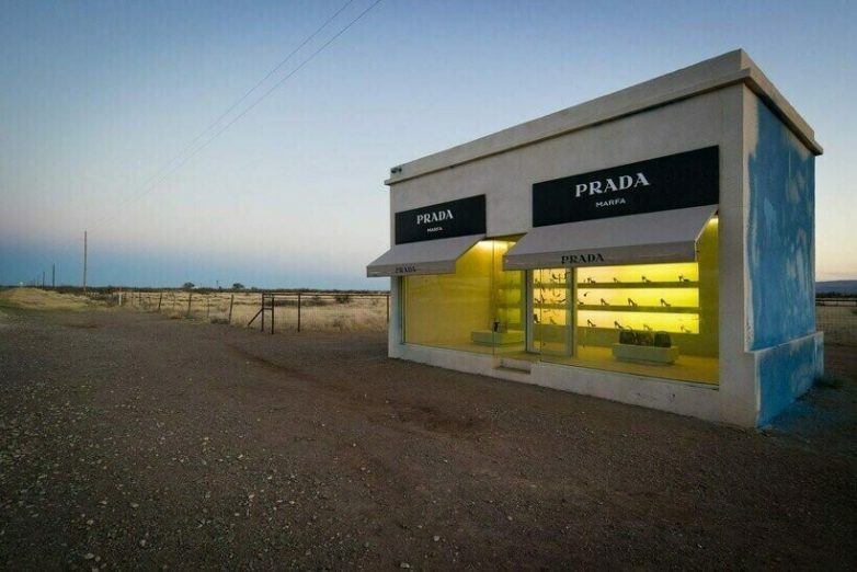 Необычная достопримечательность: бутик Prada посреди техасской пустыни
