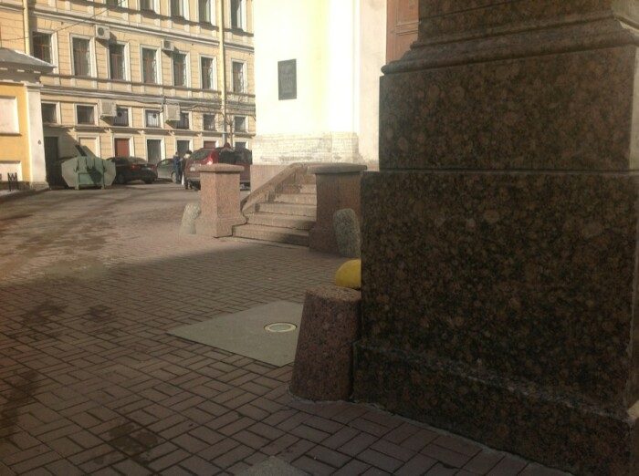 Наследие старины: зачем нужны столбики, установленные возле арочных проездов в Санкт-Петербурге?