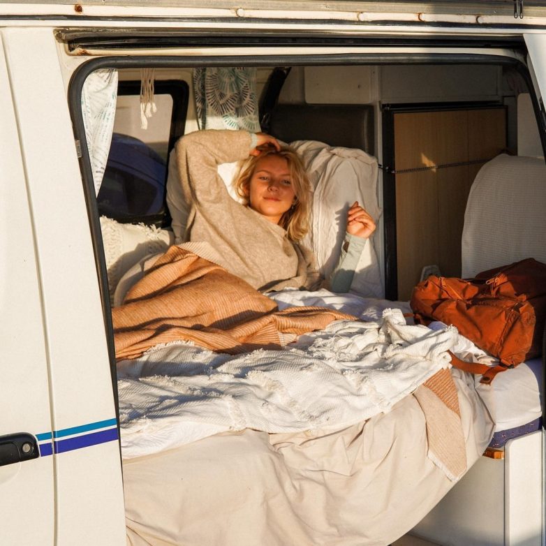 Пара потратила 2000 долларов на ремонт фургона и путешествует по Австралии, получая от жизни всё