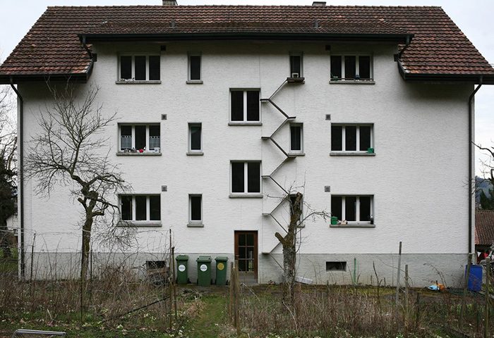 Для чего в Швейцарии на стенах зданий устанавливают небольшие лестницы