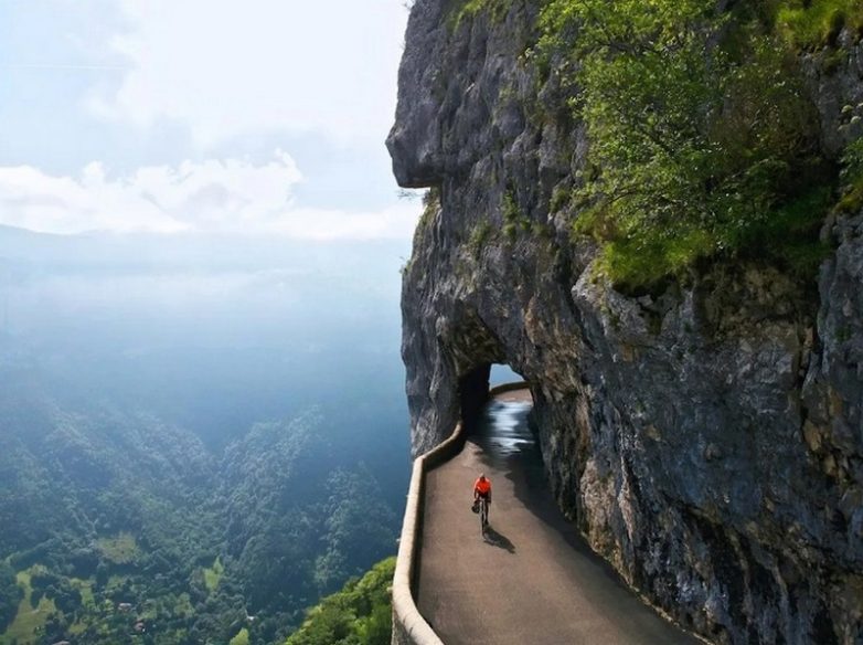 12 самых красивых дорог мира, по которым хочется ехать и ехать