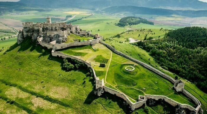 Ещё 17 сказочно красивых замков и дворцов планеты, в которых замерла сама история