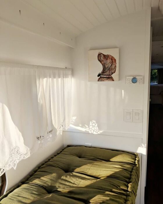 Американка превратила старый автобус в комфортный дом на колёсах