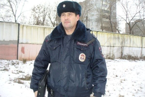Омский полицейский спас щенков