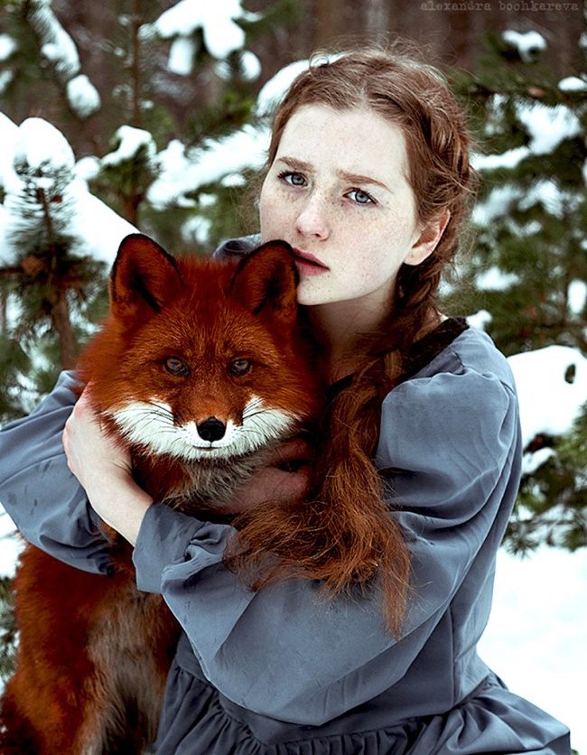 Волшебные портреты рыжеволосых красавиц и диких лис в лесу