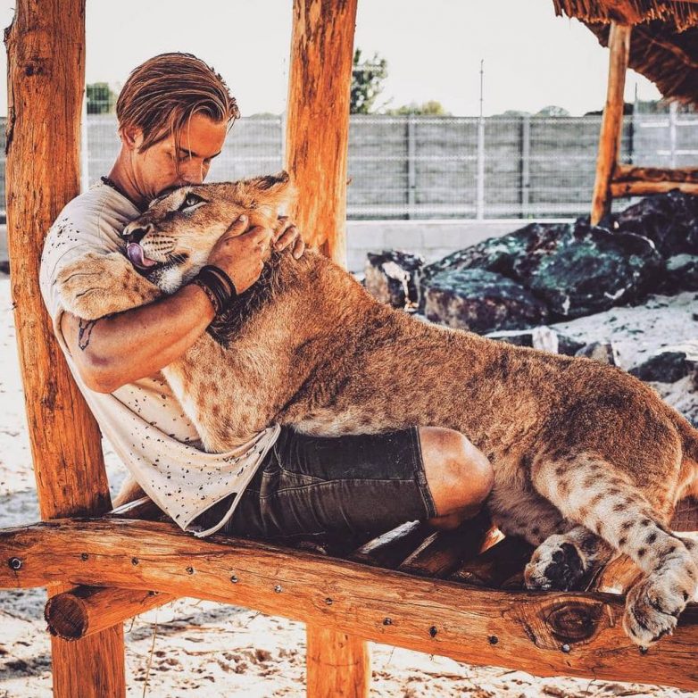 Мужчина бросил престижную работу и уехал в Африку, чтобы спасать диких животных