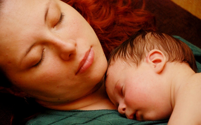 К чему снится молодая мама. Мама с младенцем недосып.