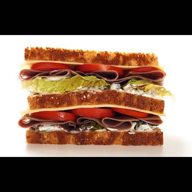 Любимый сэндвич. Многослойные бутерброды. Слоистые бутерброды. Двух и трехслойные бутерброды. Откусанный сэндвич.
