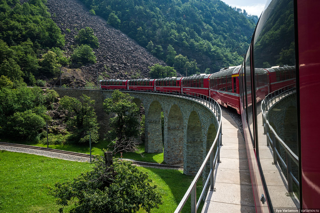 Жд дорога через. Ретийская железная дорога Италия. Рейнская железная дорога в Швейцарии. Ретийская железная дорога Швейцария поезда. Достопримечательности Швейцарии Ретийская железная дорога.