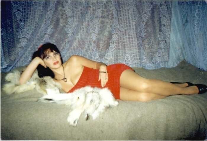 домашняя фотосессия девяностые. деревенские девушки 90-х. домашнее фото 90х. домашние фото 90-х годов. общежитие 90-х.